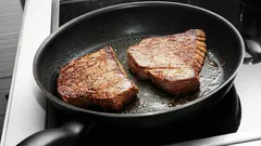 Wenn beim Braten das Essen in der Pfanne kleben bleibt, probiere diesen Trick, der dir hilft, das Problem in den Griff zu bekommen