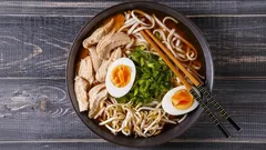 Wie man Ramen mit Poulet und Nudeln selber macht – die sättigendste und leckerste japanische Suppe