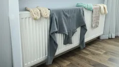 Nasse Wäsche auf dem Heizkörper? So steigen Luftfeuchtigkeit und Heizkosten wirklich