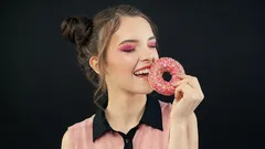 Die wichtigsten Gründe, warum Sie ständig Lust auf Süsses haben