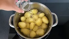Wie man Kartoffeln lecker und gesund zubereitet: Sollte man mit kaltem oder kochendem Wasser beginnen?