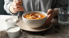 Hör auf, dieses Gewürz in deine Suppe zu geben – es verdirbt den Geschmack, trotzdem verwenden es die meisten Hobbyköche immer noch