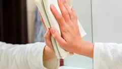 So reinigen Sie Spiegel ohne Streifen, Trübungen und Fusseln – mit einfachen Hausmitteln