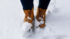Ihre Füsse frieren selbst bei starkem Frost nicht: Ein einfacher Trick, um Winterstiefel warm zu halten