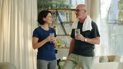 Zügiges Gehen oder Krafttraining zu Hause: was ab 40 wirklich mehr bringt