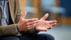 Was bedeutet aus psychologischer Sicht die häufige Verwendung von Gesten beim Sprechen?